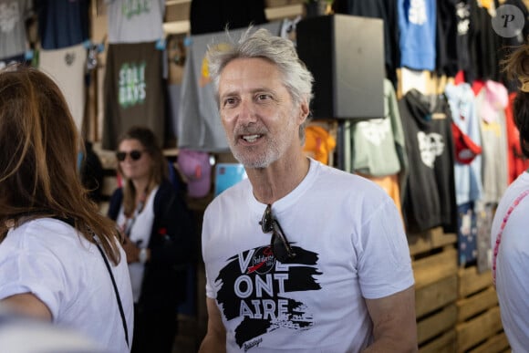 Antoine De Caunes aide les volontaires à la boutique officielle du festival - Festival Solidays 2022 à l'hippodrome ParisLongchamp le 24 juin 2022. © Jeremy Melloul/Bestimage 