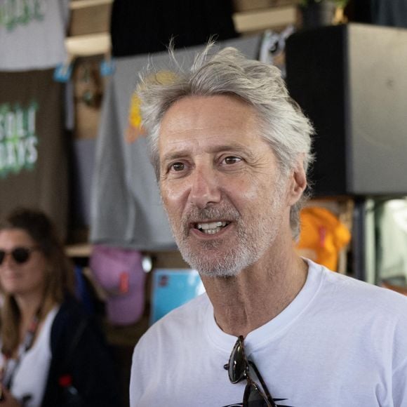 Antoine De Caunes aide les volontaires à la boutique officielle du festival - Festival Solidays 2022 à l'hippodrome ParisLongchamp le 24 juin 2022. © Jeremy Melloul/Bestimage 