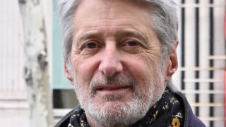 5e étage sans ascenseur : Antoine de Caunes ouvre les portes de son appartement qui lui donne l'impression d'être à Rome