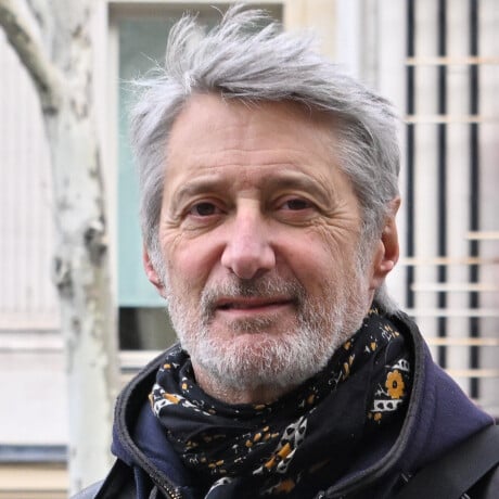 5e étage sans ascenseur : Antoine de Caunes ouvre les portes de son appartement qui lui donne l'impression d'être à Rome