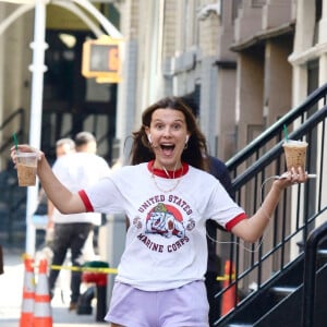 Les boissons sucrées, qu'il s'agisse de café, de sodas ou encore de jus de fruits sont monnaie courante.
Millie Bobby Brown à New York avec deux cafés dans les mains