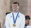 Léon Marchand, Emmanuel Macron - Remise des médailles par le président de la République à l'Arc de Triomphe aux athlètes lors de la parade des champions à l'occasion des Jeux Olympiques et Paralympiques Paris 2024, sur l'avenue des Champs-Elysées à Paris. Le 14 septembre 2024 © Perusseau-Ramsamy / Bestimage