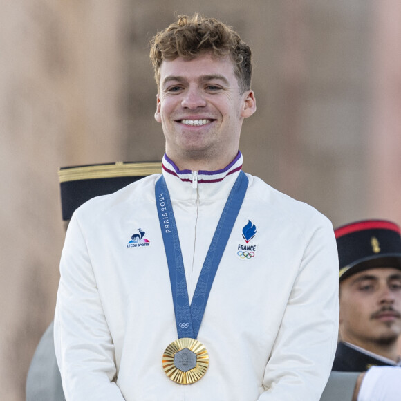 Léon Marchand, Emmanuel Macron - Remise des médailles par le président de la République à l'Arc de Triomphe aux athlètes lors de la parade des champions à l'occasion des Jeux Olympiques et Paralympiques Paris 2024, sur l'avenue des Champs-Elysées à Paris. Le 14 septembre 2024 © Perusseau-Ramsamy / Bestimage