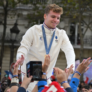 Léon Marchand - La "Parade des Champions" des Jeux Olympiques et Paralympiques de Paris2024, sur les Champs-Elysées. Paris, le 14 septembre 2024. © Eliot Blondet/Pool/Bestimage