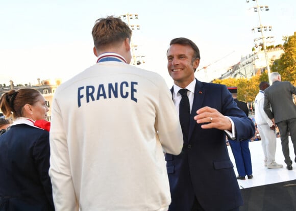 Exclusif - Emmanuel Macron, Léon Marchand - Remise des médailles par le président de la République à l'Arc de Triomphe aux athlètes lors de la parade des champions à l'occasion des Jeux Olympiques et Paralympiques Paris 2024, sur l'avenue des Champs-Elysées à Paris. Le 14 septembre 2024 © Perusseau-Ramsamy / Bestimage 