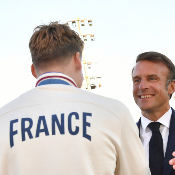 Exclusif - Emmanuel Macron, Léon Marchand - Remise des médailles par le président de la République à l'Arc de Triomphe aux athlètes lors de la parade des champions à l'occasion des Jeux Olympiques et Paralympiques Paris 2024, sur l'avenue des Champs-Elysées à Paris. Le 14 septembre 2024 © Perusseau-Ramsamy / Bestimage 