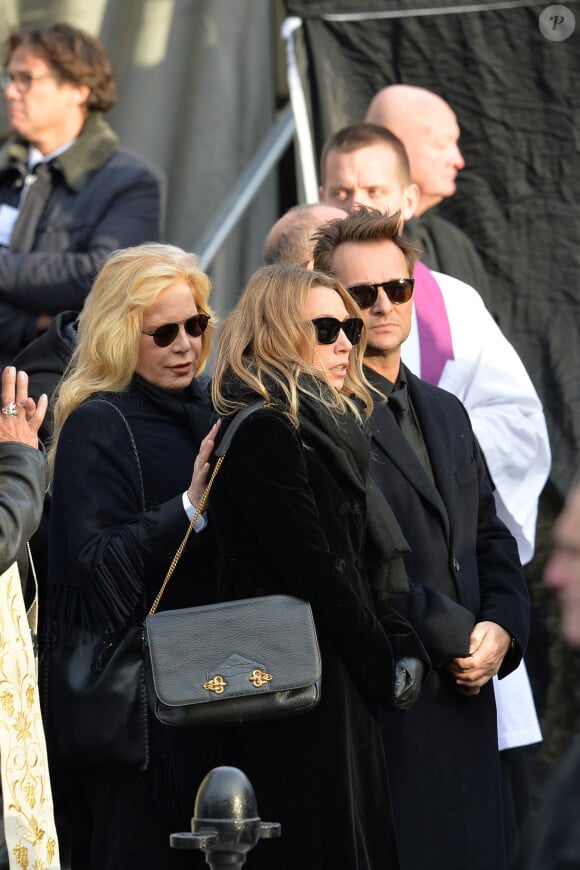 Sylvie Vartan, Laura Smet, David Hallyday - Sorties de l'église de la Madeleine après les obsèques de Johnny Hallyday à Paris le 9 décembre 2017. © Veeren / Bestimage 