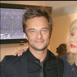 Un sentiment qu'elle a visiblement légué à son fils, lui qui, quelque temps avant elle, se trouvait aussi au micro de Léa Salamé
Exclusif - David Hallyday et Sylvie Vartan dans la loge après le concert de Sylvie Vartan à l'Olympia