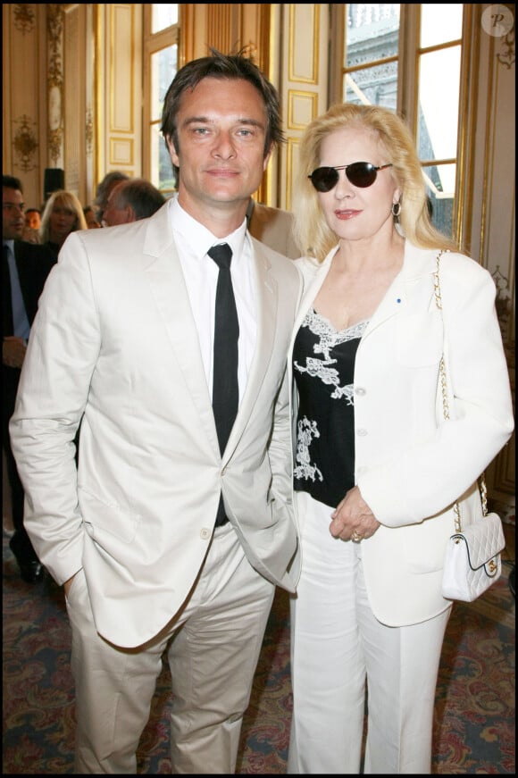 Exclusif - David Hallyday et Sylvie Vartan - Cyril Viguier élevé au rang de chevalier de l'ordre national du mérite à Matignon 