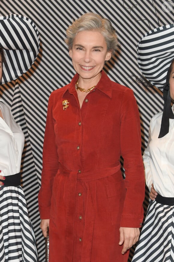 Il s'agit d'un glaucome, pouvant à terme la rendre aveugle.
Elisabeth Quin - Dîner de gala annuel de la société des amis du Centre Pompidou "Black & White" au centre national d'art et de culture Georges-Pompidou à Paris, France, le 10 avril 2018. © Coadic Guirec/Bestimage