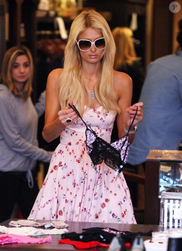 Paris Hilton faisant du shopping sur Melrose Avenue à West Hollywood, en compagnie de sa soeur Nicky et de sa mère Kathy, le 26 mars 2010