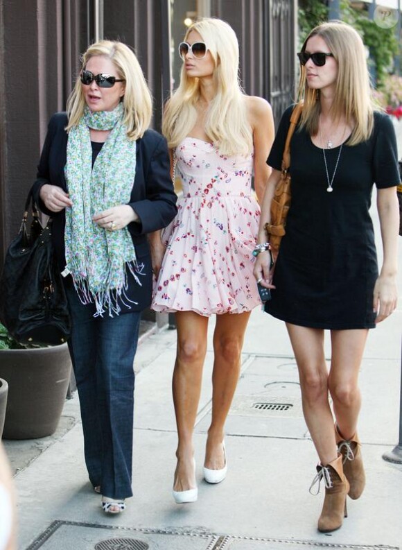 Paris Hilton faisant du shopping sur Melrose Avenue à West Hollywood, en compagnie de sa soeur Nicky et de sa mère Kathy, le 26 mars 2010