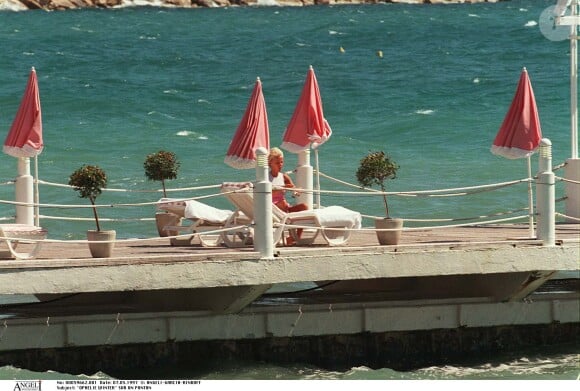 Ophélie Winter à Cannes à l'hôtel Martinez, en 1997