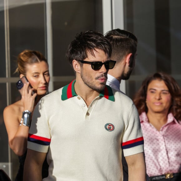 Situé au 73 boulevard de la Croisette, à Cannes, cet hôtel de légende, attise toutes les curiosités, surtout pendant le Festival de Cannes. Devant ses grilles, des badauds se pressent afin de savoir quelle star y loge.
François Civil à la sortie du Martinez, en 2024.