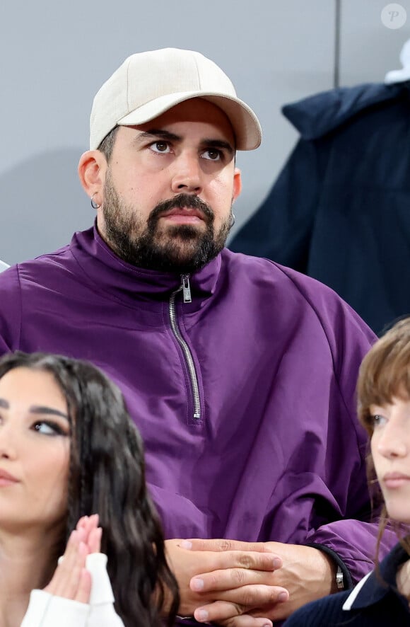 Artus - Les célébrités dans les tribunes des Internationaux de France de tennis de Roland Garros 2024 à Paris, le 29 mai 2024. © Jacovides / Moreau / Bestimage 