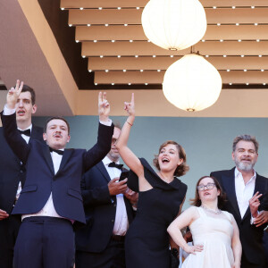 Clovis Cornillac, Artus, Marc Riso et l'équipe du film "Un p'tit truc en plus" - Montée des marches du film " Le comte de Monte-Cristo " lors du 77ème Festival International du Film de Cannes, au Palais des Festivals à Cannes. Le 22 mai 2024 © Jacovides-Moreau / Bestimage 