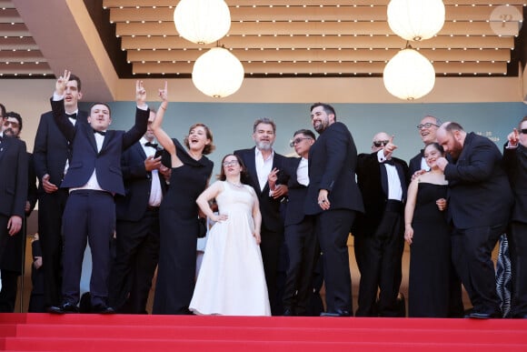 Clovis Cornillac, Artus, Marc Riso et l'équipe du film "Un p'tit truc en plus" - Montée des marches du film " Le comte de Monte-Cristo " lors du 77ème Festival International du Film de Cannes, au Palais des Festivals à Cannes. Le 22 mai 2024 © Jacovides-Moreau / Bestimage 