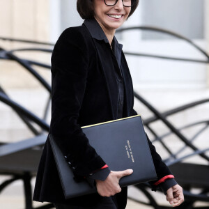 La ministre française de la Culture et du Patrimoine, Rachida Dati à la sortie du conseil des ministres, au palais présidentiel de l'Elysée, à Paris, France, le 1er octobre 2024. © Stéphane Lemouton/Bestimage 