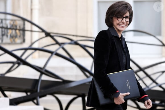 La ministre française de la Culture et du Patrimoine, Rachida Dati à la sortie du conseil des ministres, au palais présidentiel de l'Elysée, à Paris, France, le 1er octobre 2024. © Stéphane Lemouton/Bestimage 