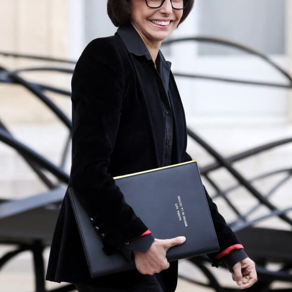 La ministre française de la Culture et du Patrimoine, Rachida Dati à la sortie du conseil des ministres, au palais présidentiel de l'Elysée, à Paris, France, le 1er octobre 2024. © Stéphane Lemouton/Bestimage 