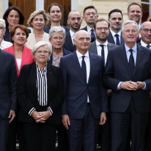 Le Premier ministre français Michel Barnier (C) pose avec la ministre française de la Culture et du Patrimoine Rachida Dati, le ministre français de l'Europe et des Affaires étrangères Jean-Noël Barrot, la ministre française des Partenariats territoriaux et de la Décentralisation Catherine Vautrin, le ministre français de la Justice Didier Migaud, le ministre français de l'Intérieur Bruno Retailleau, la ministre française de l'Éducation Anne Genetet, Gil Averous, ministre des Sports, de la Jeunesse et de la Vie associative, Agnès Pannier-Runacher, ministre de la Transition écologique, de l'Énergie, du Climat et de la Prévention des risques, Sébastien Lecornu, ministre de la Défense, et d'autres ministres, ministres délégués et ministres délégués à l'issue d'un séminaire gouvernemental à l'Hôtel de Matignon à Paris le 27 septembre 2024. © Stéphane Lemouton / Bestimage 