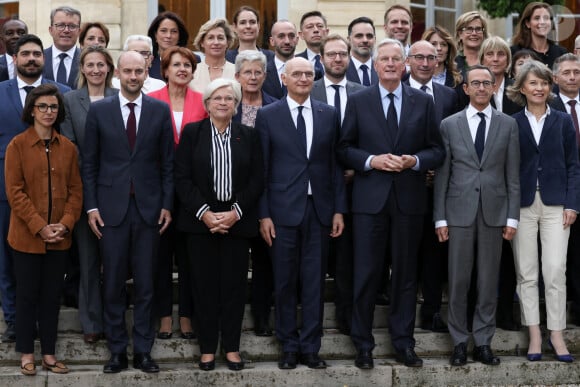 Le Premier ministre français Michel Barnier (C) pose avec la ministre française de la Culture et du Patrimoine Rachida Dati, le ministre français de l'Europe et des Affaires étrangères Jean-Noël Barrot, la ministre française des Partenariats territoriaux et de la Décentralisation Catherine Vautrin, le ministre français de la Justice Didier Migaud, le ministre français de l'Intérieur Bruno Retailleau, la ministre française de l'Éducation Anne Genetet, Gil Averous, ministre des Sports, de la Jeunesse et de la Vie associative, Agnès Pannier-Runacher, ministre de la Transition écologique, de l'Énergie, du Climat et de la Prévention des risques, Sébastien Lecornu, ministre de la Défense, et d'autres ministres, ministres délégués et ministres délégués à l'issue d'un séminaire gouvernemental à l'Hôtel de Matignon à Paris le 27 septembre 2024. © Stéphane Lemouton / Bestimage 