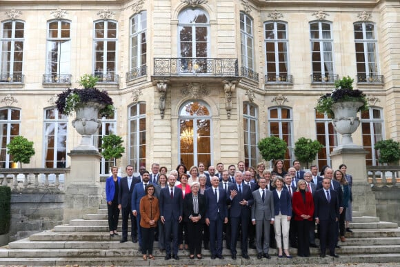 Le Premier ministre français Michel Barnier (C) pose avec la ministre française de la Culture et du Patrimoine Rachida Dati, le ministre français de l'Europe et des Affaires étrangères Jean-Noël Barrot, la ministre française des Partenariats territoriaux et de la Décentralisation Catherine Vautrin, le ministre français de la Justice Didier Migaud, le ministre français de l'Intérieur Bruno Retailleau, la ministre française de l'Éducation Anne Genetet, Gil Averous, ministre des Sports, de la Jeunesse et de la Vie associative, Agnès Pannier-Runacher, ministre de la Transition écologique, de l'Énergie, du Climat et de la Prévention des risques, Sébastien Lecornu, ministre de la Défense, et d'autres ministres, ministres délégués et ministres délégués à l'issue d'un séminaire gouvernemental à l'Hôtel de Matignon à Paris le 27 septembre 2024. © Stéphane Lemouton / Bestimage 