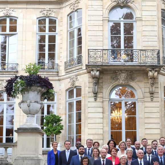 Le Premier ministre français Michel Barnier (C) pose avec la ministre française de la Culture et du Patrimoine Rachida Dati, le ministre français de l'Europe et des Affaires étrangères Jean-Noël Barrot, la ministre française des Partenariats territoriaux et de la Décentralisation Catherine Vautrin, le ministre français de la Justice Didier Migaud, le ministre français de l'Intérieur Bruno Retailleau, la ministre française de l'Éducation Anne Genetet, Gil Averous, ministre des Sports, de la Jeunesse et de la Vie associative, Agnès Pannier-Runacher, ministre de la Transition écologique, de l'Énergie, du Climat et de la Prévention des risques, Sébastien Lecornu, ministre de la Défense, et d'autres ministres, ministres délégués et ministres délégués à l'issue d'un séminaire gouvernemental à l'Hôtel de Matignon à Paris le 27 septembre 2024. © Stéphane Lemouton / Bestimage 