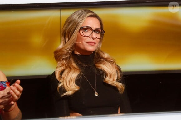 Exclusif - Clara Morgane porte ses lunettes de vue pour la première fois à la télévision - Enregistrement de l'émission "100% Logique", présentée par C.Féraud et diffusée le 5 octobre sur France 2 © Christophe Clovis / Bestimage 