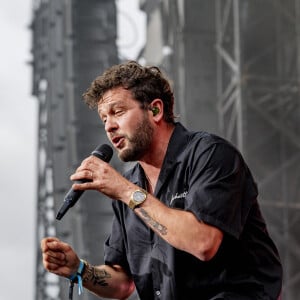 Claudio Capéo est en concert sur la scène du festival du Printemps de Pérouges au château de Saint Maurice de Remens le 29 juin 2024. © Sandrine Thesillat / Panoramic / Bestimage