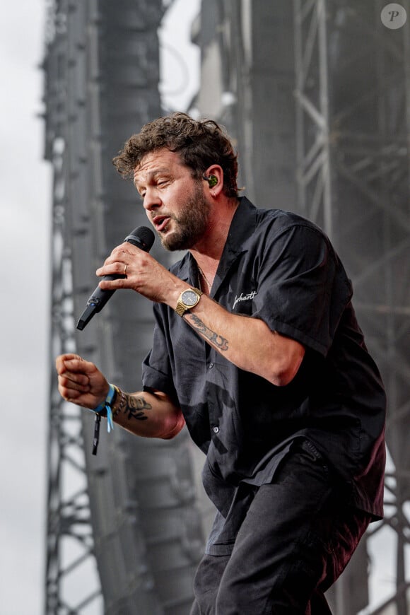 Claudio Capéo est en concert sur la scène du festival du Printemps de Pérouges au château de Saint Maurice de Remens le 29 juin 2024. © Sandrine Thesillat / Panoramic / Bestimage