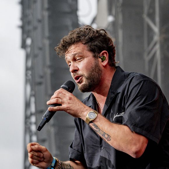 Claudio Capéo est en concert sur la scène du festival du Printemps de Pérouges au château de Saint Maurice de Remens le 29 juin 2024. © Sandrine Thesillat / Panoramic / Bestimage