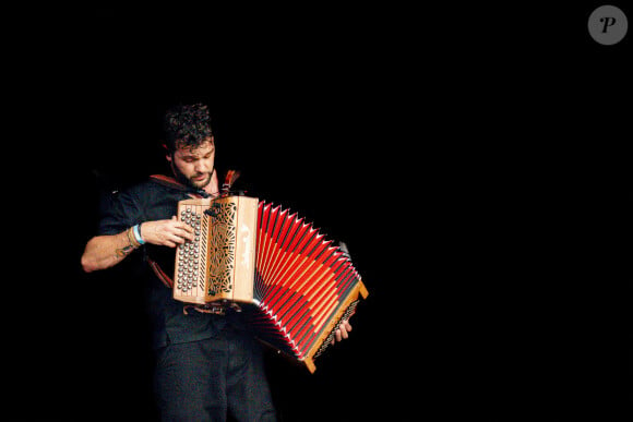 Claudio Capéo est en concert sur la scène du festival du Printemps de Pérouges au château de Saint Maurice de Remens le 29 juin 2024. © Sandrine Thesillat / Panoramic / Bestimage