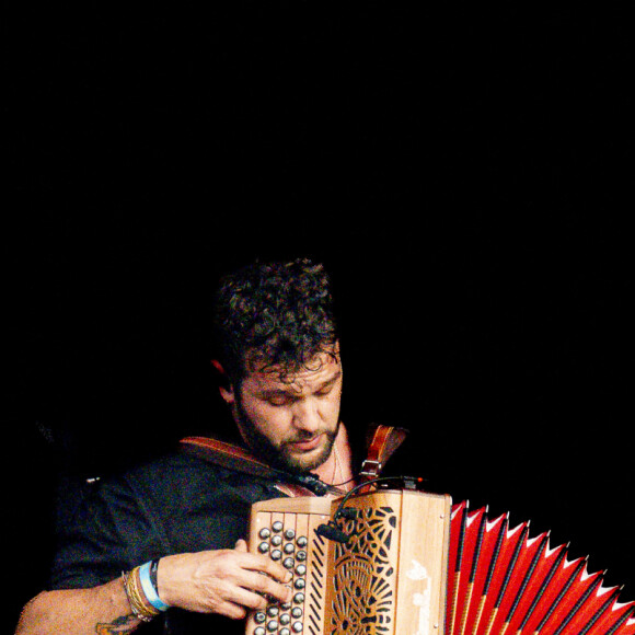 Claudio Capéo est en concert sur la scène du festival du Printemps de Pérouges au château de Saint Maurice de Remens le 29 juin 2024. © Sandrine Thesillat / Panoramic / Bestimage