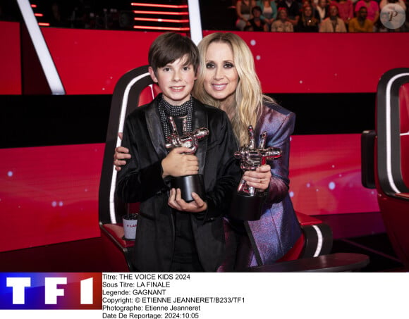 Et un très bel avenir devant lui !
Tim sacré grand vainqueur de "The Voice Kids 2024", il pose avec sa coach Lara Fabian © Etienne Jeanneret/B233/TF1