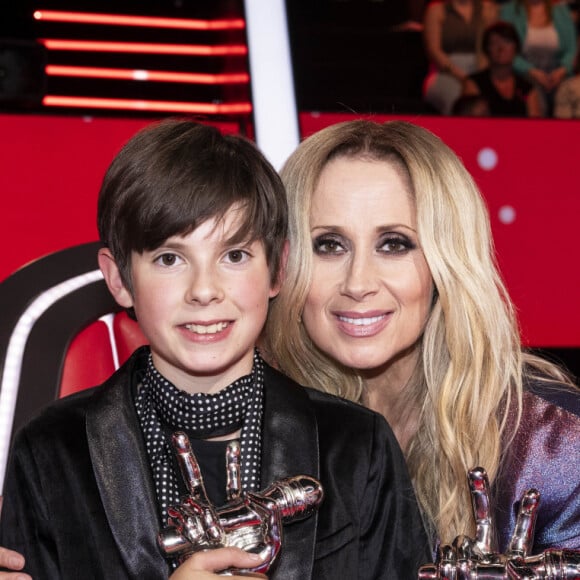 Et un très bel avenir devant lui !
Tim sacré grand vainqueur de "The Voice Kids 2024", il pose avec sa coach Lara Fabian © Etienne Jeanneret/B233/TF1