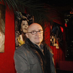 Michel Blanc assiste à une exposition de peintures au Banana Café à Paris, France, le 14 novembre 2007. Toutes les peintures représentant des célébrités françaises seront vendues aux enchères sur Ebay au profit de la recherche contre le SIDA.