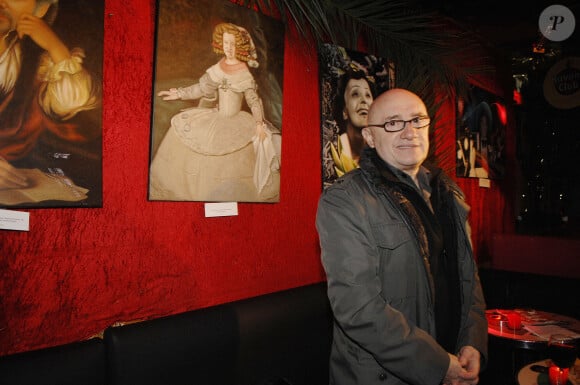 Michel Blanc assiste à une exposition de peintures au Banana Café à Paris, France, le 14 novembre 2007. Toutes les peintures représentant des célébrités françaises seront vendues aux enchères sur Ebay au profit de la recherche contre le SIDA.