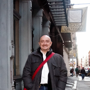 Il avait notamment ses habitudes pour l'apéro dans un bar du quartier où il passait son temps à converser avec les gens et observer le monde qui l'entourait
L'acteur français Michel Blanc participe à un photo call lors de l'édition 2005 du Festival International du Film de Marrakech au Maroc, le 14 novembre 2005. Photo par Bruno