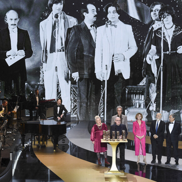 Un César spécial pour la troupe du Splendid, Josiane Balasko, Michel Blanc, Thierry Lhermitte, Marie-Anne Chazel, Gérard Jugnot, Christian Clavier et Bruno Moynot, sur scène lors de la 46ème cérémonie des César à l'Olympia à Paris le 12 mars 202. © Dominique Charriau/ Pool / Bestimage  46th Cesar Film Awards 2021 ceremony at Olympia in Paris on March 12th, 2021 