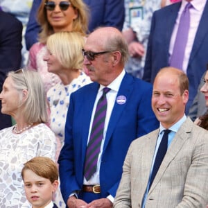 Au cours de cette journée, le prince William a également révélé pourquoi il n'était pas présent aux Jeux olympiques de Paris pour encourager l'équipe britannique et la raison pour laquelle il avait préféré soutenir l'équipe en restant chez lui.
Le prince William, duc de Cambridge, et Catherine (Kate) Middleton, duchesse de Cambridge, avec le prince George de Cambridge dans les tribunes de la finale du tournoi de Wimbledon, le 10 juillet 2022. 