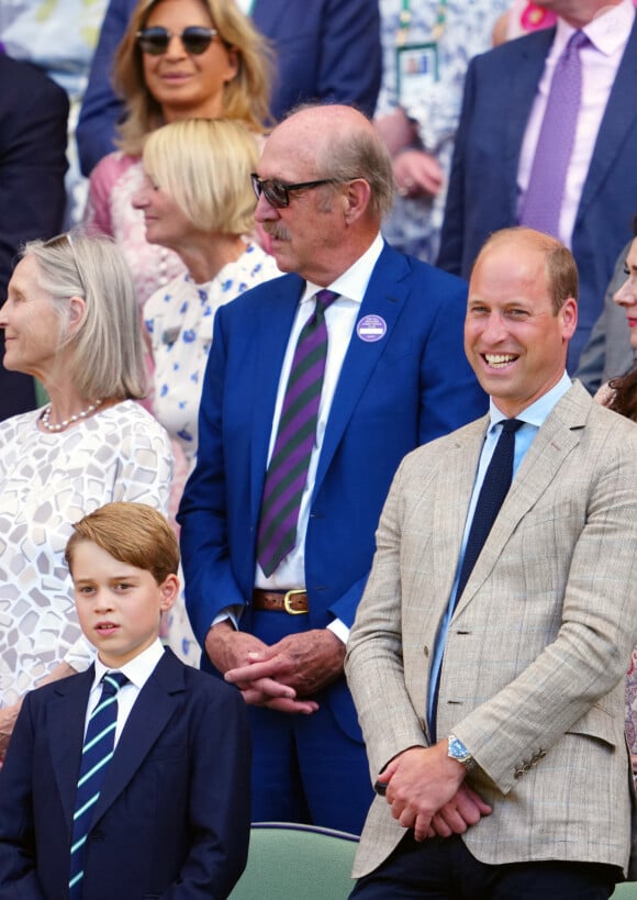 Au cours de cette journée, le prince William a également révélé pourquoi il n'était pas présent aux Jeux olympiques de Paris pour encourager l'équipe britannique et la raison pour laquelle il avait préféré soutenir l'équipe en restant chez lui.
Le prince William, duc de Cambridge, et Catherine (Kate) Middleton, duchesse de Cambridge, avec le prince George de Cambridge dans les tribunes de la finale du tournoi de Wimbledon, le 10 juillet 2022. 