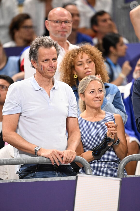 Anne-Sophie Lapix et son mari Arthur Sadoun dans les tribunes de la finale Hommes "France vs Pologne" de volley-ball lors des Jeux Olympiques Paris 2024. Le 10 août 2024 © P.Perusseau-D.Jacovides / Bestimage 