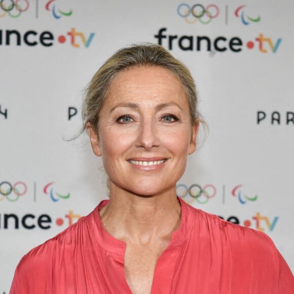 Anne Sophie Lapix, journaliste et animatrice de télévision française, pose pour un photocall avant la conférence de presse "Paris 2024" de France Télévision, à Paris, le 11 juin 2024. Photo par Firas Abdullah/ABACAPRESS.COM