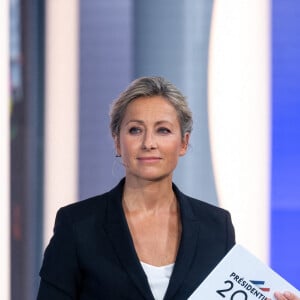 Les journalistes français Anne Sophie Lapix et Laurent Delahousse sur le plateau de l'émission spéciale sur les élections présidentielles sur la télévision publique française France 2, à Paris, France, le 24 avril 2022. Photo par Ammar Abd Rabbo/ABACAPRESS.COM