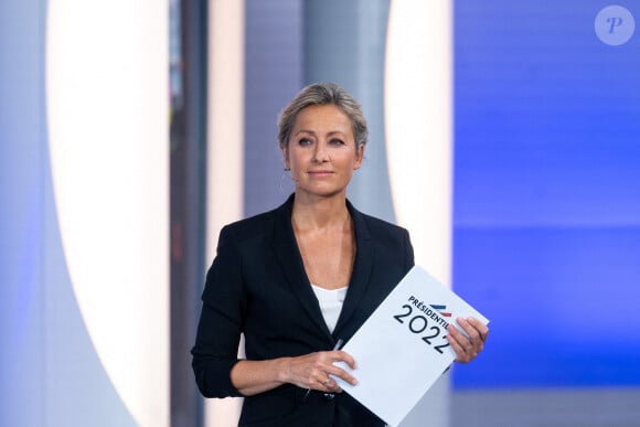 Les journalistes français Anne Sophie Lapix et Laurent Delahousse sur le plateau de l'émission spéciale sur les élections présidentielles sur la télévision publique française France 2, à Paris, France, le 24 avril 2022. Photo par Ammar Abd Rabbo/ABACAPRESS.COM