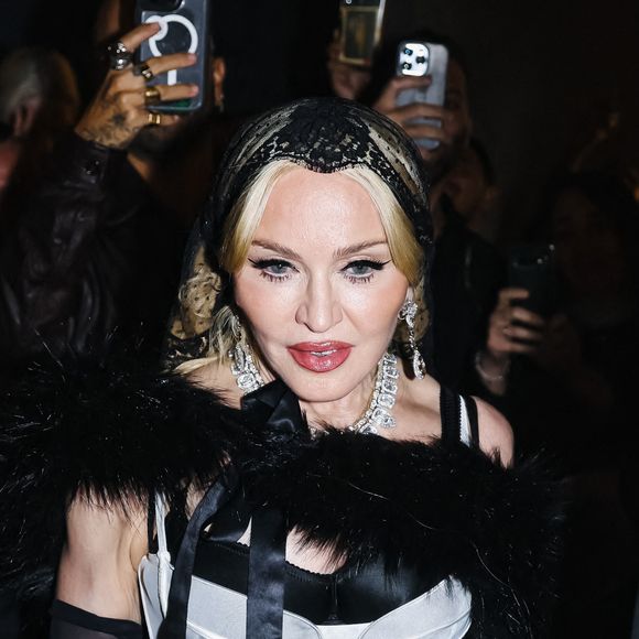 Madonna quitte la soirée Dolce & Gabbana le 21 septembre 2024 à Milan, Italie. Photo par Alessandro Bremec/IPA/ABACAPRESS.COM