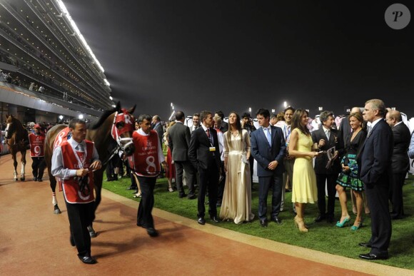 Après un 63e anniversaire caritatif en Afrique du Sud, Elton John est venu à Dubai se produire lors de la Dubai World Cup... Sa sexy compatriote Liz Hurley était présente, avec son mari Arun Nayar.