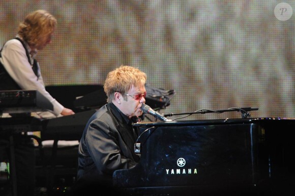 Après un 63e anniversaire caritatif en Afrique du Sud, Elton John est venu à Dubai se produire lors de la Dubai World Cup... Sa sexy compatriote Liz Hurley était présente, avec son mari Arun Nayar.