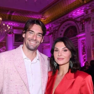 Camille Lacourt et sa compagne Alice Detollenaere - Photocall du 5ème gala de charité de l'association "Les Bonnes Fées" à l'occasion de la campagne mondiale "Octobre Rose" à l'hôtel Peninsula, Paris le 3 octobre 2024. A l'occasion de la campagne mondiale "Octobre Rose", l'hôtel Peninsula Paris lance son programme caritatif "Peninsula in Pink", dont les bénéfices de 254 400 Euros seront reversés à l'association "Les Bonnes Fées". © Rachid Bellak/Bestimage